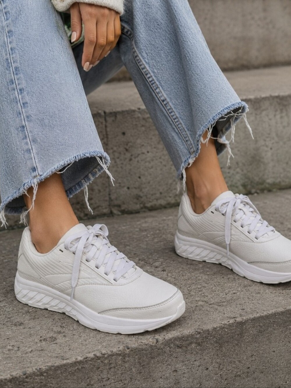 Brooks Addiction Walker 2 Sneakers Women's Size 10 NARROW (2A) White Leather